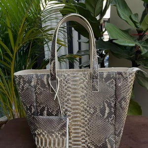 Könnte beinhalten: Rustikales Holzschild mit dem Text "Welcome to our home" in handschriftlichem Stil. Das Schild hat eine Used-Optik und ein schlichtes, einladendes Design, ideal für die Eingangsbereichsdekoration.