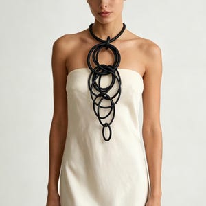 Collier imposant noir, pendentif sculptural à plusieurs cercles, bijou de cou moderne, collier gothique