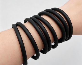 Minimalistisches Set aus schwarzen Gummiarmreifen – Stapelbare Gummiarmreifen für einen modernen, schicken Stil, handgefertigtes Armband