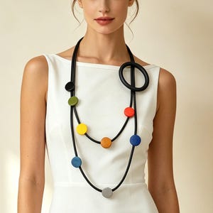 Collier géométrique coloré, pendentif multicolore vibrant, bijou bohème moderne, collier léger et unique
