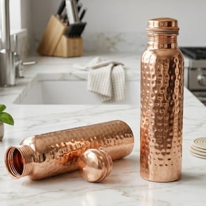 Botella de agua de cobre 100% puro martillado, botella para beber ayurvédica, frasco de cobre hecho a mano, regalo de bienestar, botella personalizada de 1000 ml.