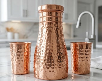 Bottiglia in rame martellato puro al 100% Ayurveda da 1 litro con texture artigianale - Set di 2 bicchieri regalo benessere per la camera da letto.