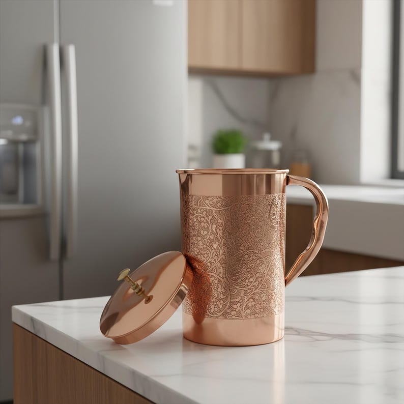 Ren kopparkanna med glas Handgraverad kopparkanna 1 l och 2 dricksglas 250 ml styck Ayurvedisk återfuktning Kopparpresentset för dricksvatten bild 11