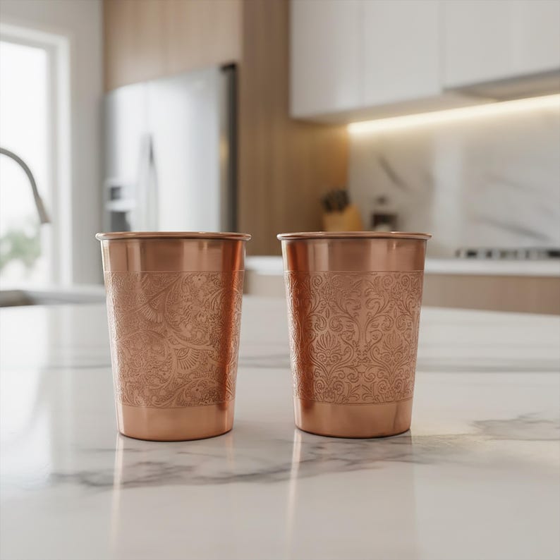 Ren kopparkanna med glas Handgraverad kopparkanna 1 l och 2 dricksglas 250 ml styck Ayurvedisk återfuktning Kopparpresentset för dricksvatten Two Copper Glass