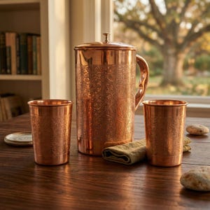 Ren kopparkanna med glas Handgraverad kopparkanna 1 l och 2 dricksglas 250 ml styck Ayurvedisk återfuktning Kopparpresentset för dricksvatten bild 7