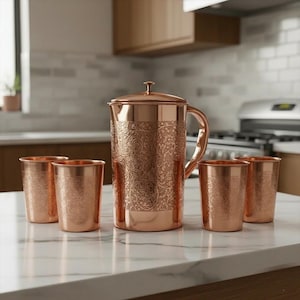 Ren kopparkanna med glas Handgraverad kopparkanna 1 l och 2 dricksglas 250 ml styck Ayurvedisk återfuktning Kopparpresentset för dricksvatten Jug and 4 Glass