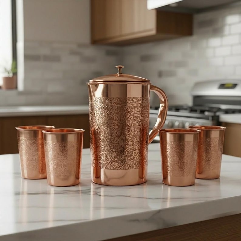 Ren kopparkanna med glas Handgraverad kopparkanna 1 l och 2 dricksglas 250 ml styck Ayurvedisk återfuktning Kopparpresentset för dricksvatten Jug and 4 Glass