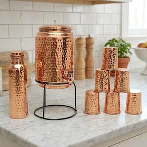 Juego de dispensador de agua de cobre puro martillado con botella y vaso, juegos ayurvédicos, juego de jarra de cobre a prueba de fugas hecho a mano para el hogar y la cocina.