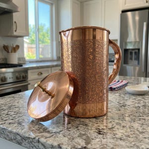 Ren kopparkanna med glas Handgraverad kopparkanna 1 l och 2 dricksglas 250 ml styck Ayurvedisk återfuktning Kopparpresentset för dricksvatten bild 15