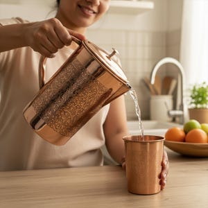 Ren kopparkanna med glas Handgraverad kopparkanna 1 l och 2 dricksglas 250 ml styck Ayurvedisk återfuktning Kopparpresentset för dricksvatten bild 10
