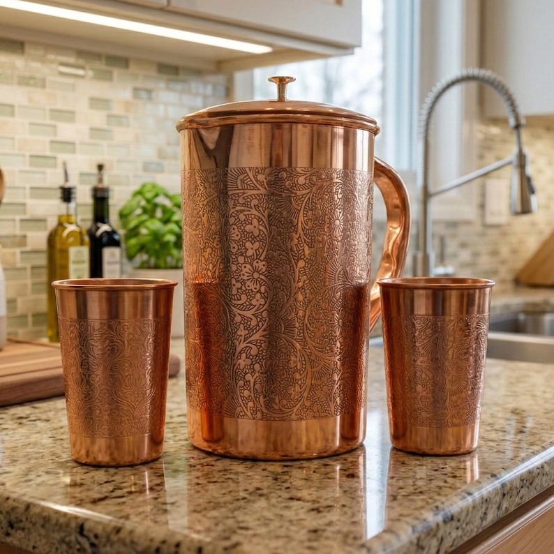 Ren kopparkanna med glas Handgraverad kopparkanna 1 l och 2 dricksglas 250 ml styck Ayurvedisk återfuktning Kopparpresentset för dricksvatten bild 12