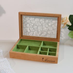 Puede incluir: Un juego de tres tazas de cerámica con un acabado mate moteado. Las tazas son de color crema, gris claro y gris oscuro. Cada taza tiene un diseño simple y minimalista y un asa redondeada.