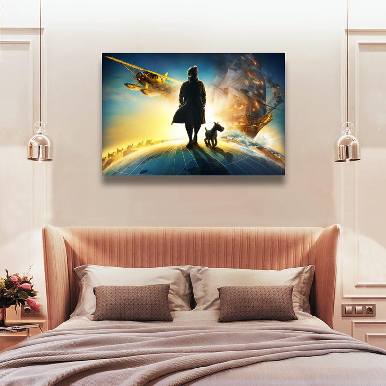 Puede incluir: Impresi&oacute;n en lienzo que representa a una persona y un perro sobre un globo terr&aacute;queo, con un biplano y un barco al fondo. La obra de arte utiliza una paleta de colores c&aacute;lidos, con un sol amarillo brillante y un globo azul y dorado.