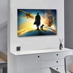 Puede incluir: Impresi&oacute;n en lienzo que representa a una persona y un perro de pie sobre un globo terr&aacute;queo, con un biplano y un barco en el fondo. La obra de arte presenta una paleta de colores c&aacute;lidos con un cielo brillante y un brillo dorado.