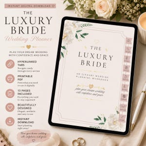 Puede incluir: Un planificador de bodas digital titulado The Luxury Bride en la pantalla de una tableta. La portada presenta detalles florales, texto dorado y una barra lateral con iconos de navegación. El texto circundante destaca funciones como pestañas.