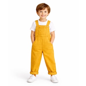 以下が含まれることがあります： 黒い持ち手と「But First, Coffee」のテキストが黒い太字でプリントされた白いセラミックマグ。マグカップはぼやけた背景に置かれており、居心地の良い環境を連想させます。