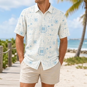 Puede incluir: Una camisa de manga corta con botones en color blanco roto que presenta un estampado azul claro de circuitos informáticos y microchips. La camisa se combina con unos pantalones cortos de color beige liso, creando un conjunto informal.