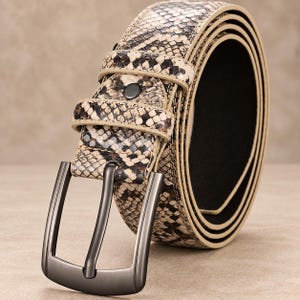 Herenriem van PU met slangenprint, beige met zwarte gesp, casual statement riem