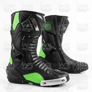Pode incluir: Par de botas de motociclismo pretas e verdes. As botas têm um design elegante com detalhes verdes nas laterais e na parte superior. Apresentam uma placa de metal prateada na biqueira e fecho de correr. Botas projetadas para proteção e estilo.