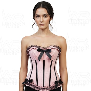 Op de afbeelding: Een roze corset met zwarte verticale strepen en zwarte strikken. Het corset heeft een strapless ontwerp met zwarte kanten rand langs de boven- en onderranden. Het is een bustierstijl.