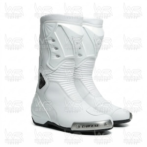 Peut inclure: Une paire de bottes de moto blanches avec une coupe haute, des panneaux de protection renforcés sur le tibia et la cheville, des sections flexibles côtelées pour le mouvement et une plaque de protection d'orteil argentée avec Dainese.