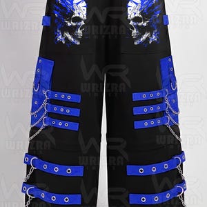 Pantaloni cargo goth punk con cinturini, catene e toppa a teschio rimovibili.