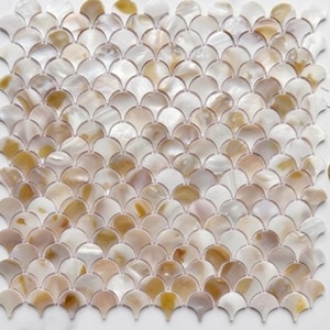 以下が含まれることがあります： 白、クリーム、ゴールドの色合いの、扇形のモザイクタイルの正方形。 タイルは繰り返しのパターンで配置され、テクスチャのある表面を作り出しています。 スケールを示すために、タイルの横にコインが置かれています。