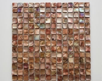 Koperen parelmoer tegel, bronzen schelp vierkant mozaïek, iriserende amber backsplash, aards badkamerdecor, rustiek boho wandblad