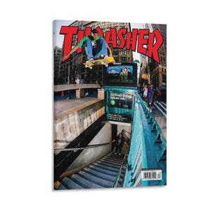 以下が含まれることがあります： Thrasher誌の表紙のキャンバスプリント。ニューヨークの地下鉄入り口の上で、スケートボーダーが空中を飛んでいる。雑誌のタイトルは大きな赤い文字で書かれている。地下鉄の標識と人々も写っている。