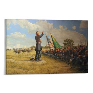 Puede incluir: Impresión en lienzo de una pintura histórica que representa a un hombre con un abrigo oscuro dirigiéndose a soldados. La bandera estadounidense y una bandera verde son visibles. La escena está ambientada al aire libre con un cielo nublado.
