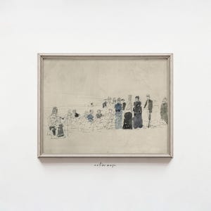 Könnte beinhalten: Ein gerahmter Vintage-Print mit einer Skizze einer Menschenansammlung. Das Kunstwerk ist hauptsächlich in Grau-, Schwarz- und Blautönen gehalten, mit einer gedämpften Farbpalette. Der Rahmen ist hellsilberfarben. Der Stil erinnert an eine historische Zeichnung.