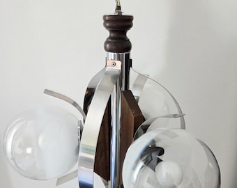 Lustre vintage des années 1970, style futuriste, avec structure en bois, éléments en métal chromé et abat-jour en forme de globe.