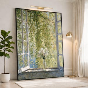 Könnte beinhalten: Großformatige gerahmte Kunst, die eine Fensterszene mit einer Vase weißer Blumen zeigt. Das offene Fenster gibt den Blick auf grünes Laub und blauen Himmel frei. Eine goldfarbene Lampe und eine Topfpflanze befinden sich im Raum.