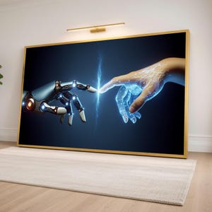 Puede incluir: Una impresión artística enmarcada que representa una mano humana y una mano robótica casi tocándose, con un haz de energía azul entre ellas. La obra de arte tiene un marco dorado y está sobre un fondo azul oscuro. La mano robótica es plateada y negra.