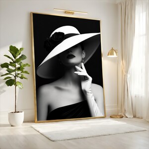 Elegante donna con cappello bianco su tela, ritratto di moda in bianco e nero, arte murale glamour, tela in stile vintage, decorazione chic per la casa