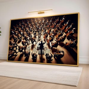 Op de afbeelding: Een ingelijste prent van een orkest dat optreedt. De afbeelding toont een dirigent die een grote groep muzikanten leidt die strijkinstrumenten bespelen. De prent heeft een gouden lijst en is aan een muur boven een vloerkleed bevestigd.