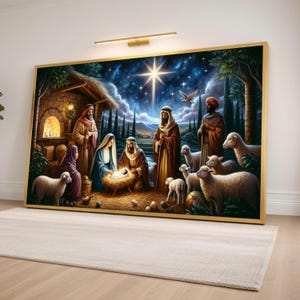 以下が含まれることがあります： 降誕の場面を描いた額装されたアートワーク。画像には、マリア、ヨセフ、幼いイエスが飼い葉桶の中に描かれており、人物や羊に囲まれています。背景には星空と明るい星が描かれています。