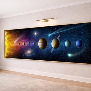 Puede incluir: Una gran impresión rectangular en lienzo que representa el sistema solar sobre un fondo estrellado. Los planetas de varios colores y tamaños están dispuestos en línea, con una nebulosa amarilla y naranja brillante a la izquierda. La impresión está enmarcada en dorado y montada en una pared blanca.