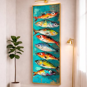 Könnte beinhalten: Vertikales Gemälde mit acht bunten Fischen vor einem strukturierten türkisfarbenen Hintergrund. Jeder Fisch ist in leuchtenden Farben wie Rot, Orange, Gelb, Blau und Grün mit schwarzen und weißen Details gemalt. Das Kunstwerk ist in einem goldfarbenen Rahmen eingefasst.