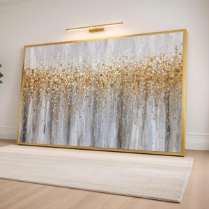 Puede incluir: Una gran pieza de arte mural rectangular con un diseño abstracto de rayas verticales de pintura gris, blanca y negra. La parte superior está muy texturizada con copos de pan de oro metálico que crean un efecto brillante, denso y estratificado.
