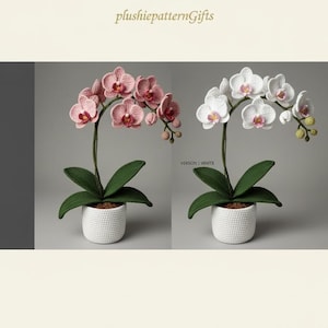 Op de afbeelding: Twee gehaakte orchideeën in witte potten. Eén orchidee heeft roze bloemen, de andere witte bloemen. De planten hebben groene bladeren en staan tegen een grijze achtergrond. De tekst "plushiepatternGifts" staat bovenaan.