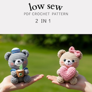 Puede incluir: Dos osos de peluche de ganchillo. Un oso gris lleva un gorro de marinero y sostiene una maceta con una planta. El otro oso es de color beige y tiene un lazo rosa y un corazón rosa. La imagen tiene el texto "low sew PDF CROCHET PATTERN 2 IN 1".