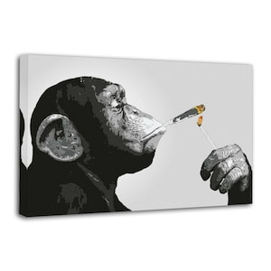 Peut inclure: Impression sur toile en noir et blanc représentant un chimpanzé fumant une cigarette. Le chimpanzé tient une allumette allumée pour allumer la cigarette. Le fond est blanc.