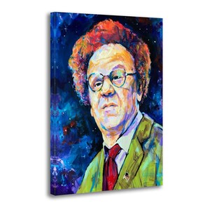 Puede incluir: Un retrato vibrante sobre lienzo representa a un hombre con cabello rojo rizado, gafas redondas y una chaqueta verde con corbata roja. El fondo es una colorida mezcla de azules y morados, creando un efecto cósmico. La obra es una pieza colorida y expresiva.