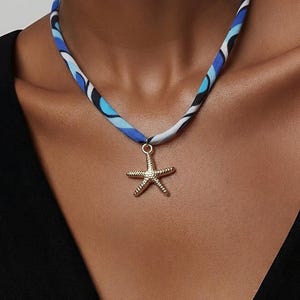 Collana in oro con conchiglia rosa, tartaruga e stella marina / Gioielli fatti a mano / Collana con ciondolo in oro / Gioielli estivi / Accessori per