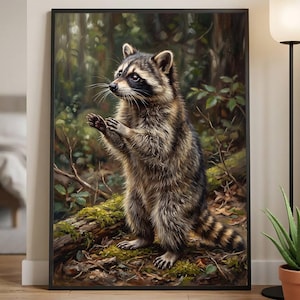 Puede incluir: Una impresión de arte mural rectangular enmarcada que presenta una pintura realista de un mapache de pie sobre sus patas traseras en un tronco cubierto de musgo en un bosque. El mapache tiene pelaje gris, marrón y negro con una cola rayada.