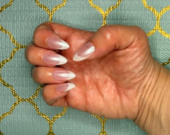 Unghie finte in gel acrilico bianco cromato perlato con punta francese / Unghie finte in gel acrilico fatte a mano