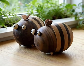 Palillero de madera torneado a mano con forma de abeja, decoración de cocina en nogal negro y haya.