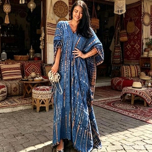 Vestido caftán bohemio tie-dye, vestido maxi batik extragrande, pareo de verano con escote en V, ropa de estar por casa holgada de talla única, ropa de resort hippie chic.