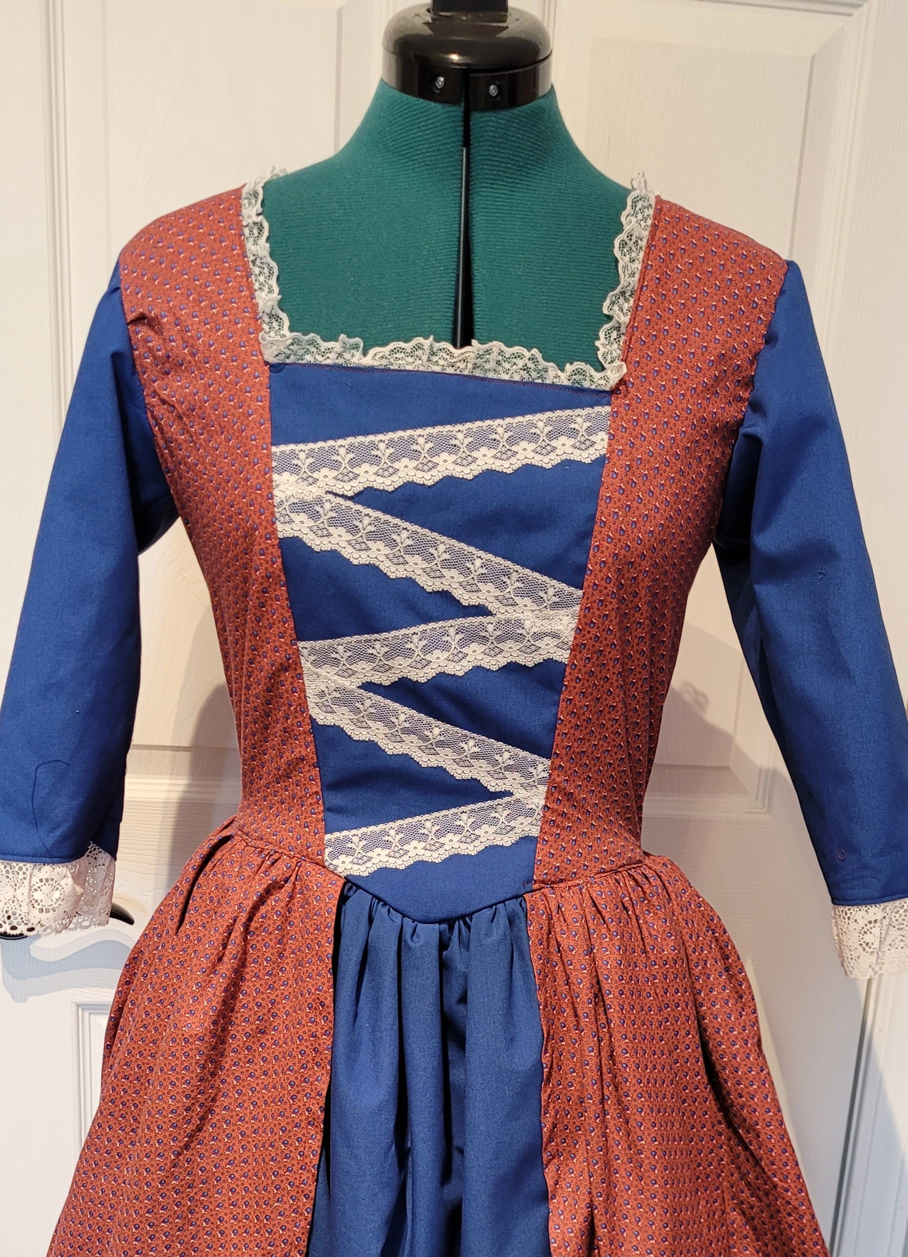 Misses or Jr's Colonial Dress Size Small